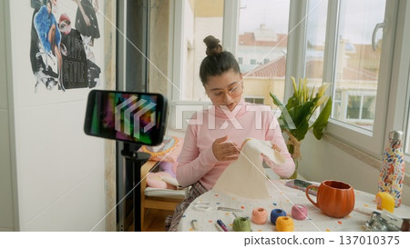 Young lady demonstrates her artistic abilities via tutorials Young lady demonstrates her artistic abilities via tutorials 137010375