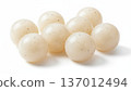 圓潤光滑的蒟蒻球，揉入了黑色海藻顆粒，放置於白色背景上。 137012494