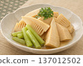 豐盛的春季佳餚，如燉煮的蜂斗菜和竹筍，盛放在日式餐具中。 137012502