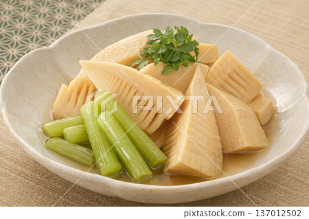 豐盛的春季佳餚，如燉煮的蜂斗菜和竹筍，盛放在日式餐具中。 137012502