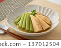 煮熟的蜂斗菜和竹筍盛放在花朵形狀的日式餐具中，給人一種春天的感覺。 137012504