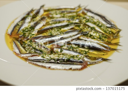 西班牙菜 鳳尾魚(醃鳳尾魚)小吃 西班牙菜 鳳尾魚(醃鳳尾魚)小吃 137015175