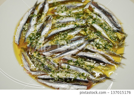 西班牙菜 鳳尾魚(醃鳳尾魚)小吃 西班牙菜 鳳尾魚(醃鳳尾魚)小吃 137015176