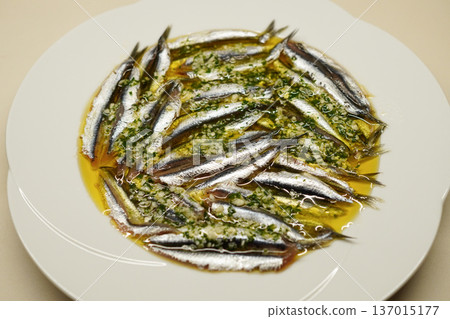 西班牙菜 鳳尾魚(醃鳳尾魚)小吃 西班牙菜 鳳尾魚(醃鳳尾魚)小吃 137015177