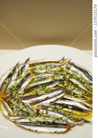 【豎圖】盤子裡盛著醃鳳尾魚，這是一道傳統的西班牙小吃。 137015179