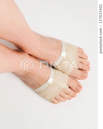 Pads to support the foot on women's legs. Pads to support the foot on women's legs. 137015402