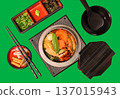 【食材】一套豪華的日本釜飯套餐，配上鰻魚和鮭魚籽，背景是綠幕。 137015943
