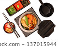 【材質】一套奢華的日式釜飯，鰻魚和鮭魚籽擺放在白色背景上。 137015944