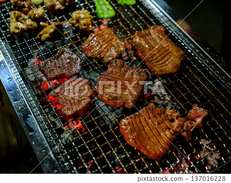 烤肉架上炭烤牛舌的特寫鏡頭 烤肉架上炭烤牛舌的特寫鏡頭 137016228