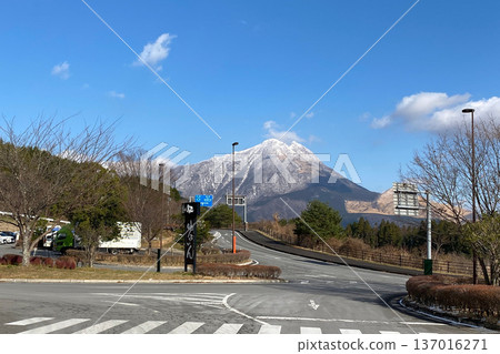 由布院路站和有雪的由布岳 由布院路站和有雪的由布岳 137016271