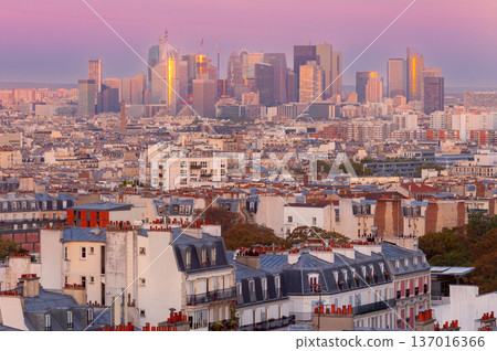Paris skyline at sunrise with modern business district Paris skyline at sunrise with modern business district 137016366