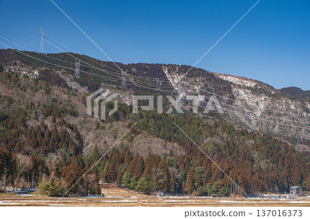 The mountain ranges of Lake Biwa in early spring. Nagahara, Nagahama City, Shiga Prefecture The mountain ranges of Lake Biwa in early spring. Nagahara, Nagahama City, Shiga Prefecture 137016373