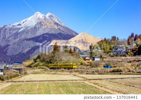 Snow-covered Mount Yufu and a train running through Yufuin Snow-covered Mount Yufu and a train running through Yufuin 137016441