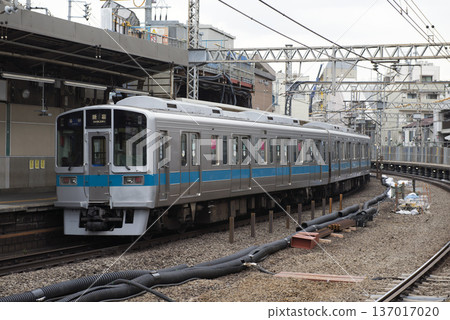 2016年,一列火車正駛離正在興建中的代代木八幡站。 2016年,一列火車正駛離正在興建中的代代木八幡站。 137017020