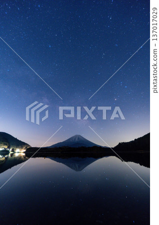 [Yamanashi Prefecture] Mount Fuji as seen from Lake Shojiko under the starry sky 137017029