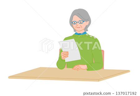 圖：一位老婦人一邊點頭一邊查看文件 137017192