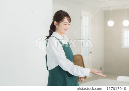 有圍裙的微笑的一名婦女 137017948