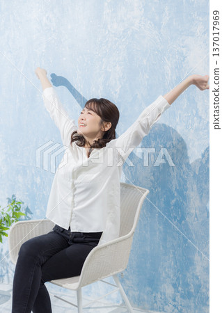 坐在花園椅上的女人 坐在花園椅上的女人 137017969