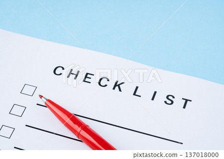 淺藍色背景上的清單紙和紅筆 淺藍色背景上的清單紙和紅筆 137018000
