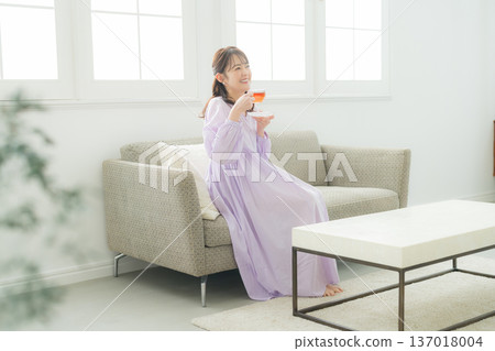 女人在客廳裡喝茶 137018004