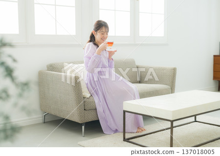 女人在客廳裡喝茶 137018005