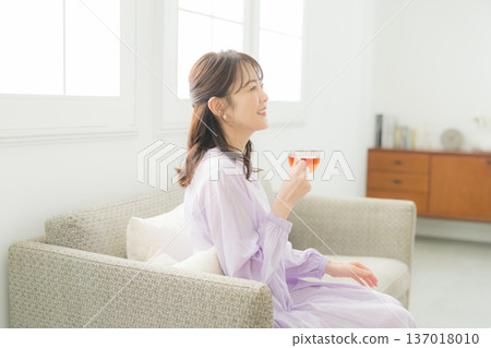 Woman drinking tea in the living room 137018010