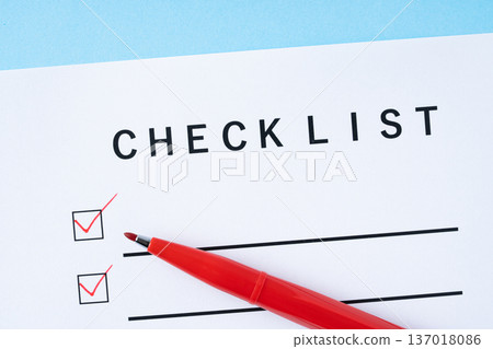 淺藍色背景上用紅筆標示的清單紙 137018086