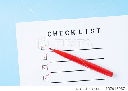 淺藍色背景上用紅筆標示的清單紙 137018087