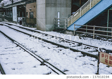 Snow scene on the Toden Arakawa Line Snow-covered tracks and stops Winter streetcar scenery Snow scene on the Toden Arakawa Line Snow-covered tracks and stops Winter streetcar scenery 137018194
