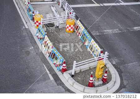 行人穿越道安裝工程、道路施工現場、交通管制圖片 行人穿越道安裝工程、道路施工現場、交通管制圖片 137018212