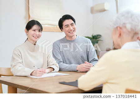 一個亞洲家庭在討論他們的未來 137018441