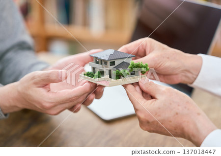 亞洲家庭將房產從父母繼承給子女 137018447