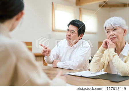 Two generations of an Asian family arguing 137018449