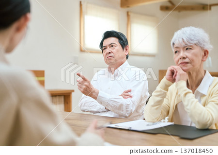 Two generations of an Asian family arguing 137018450