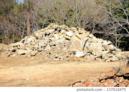 拆除現場堆積如山的混凝土瓦礫 拆除現場堆積如山的混凝土瓦礫 137018475