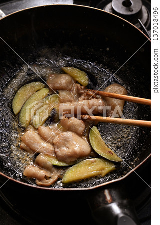 豬肉和茄子正在煎炸 豬肉和茄子正在煎炸 137018496