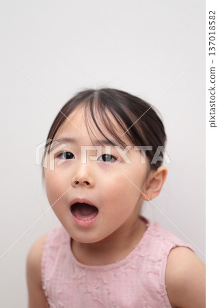 4歲女孩的上半身像（白色背景，無背景） 137018582