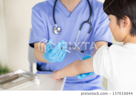 Medical Pediatrics Children receiving vaccinations Medical Pediatrics Children receiving vaccinations 137018844