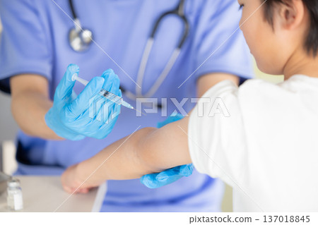 Medical Pediatrics Children receiving vaccinations Medical Pediatrics Children receiving vaccinations 137018845