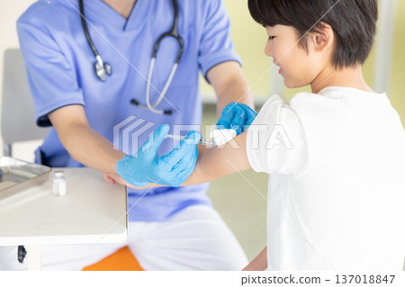 Medical Pediatrics Children receiving vaccinations 137018847