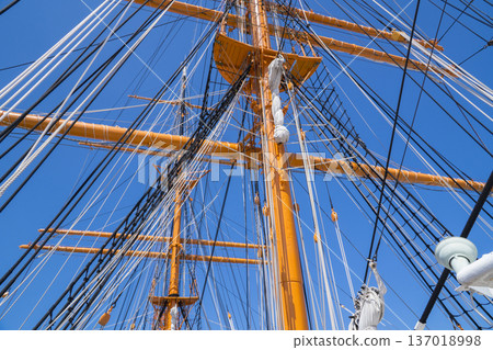 帆船的桅杆 137018998