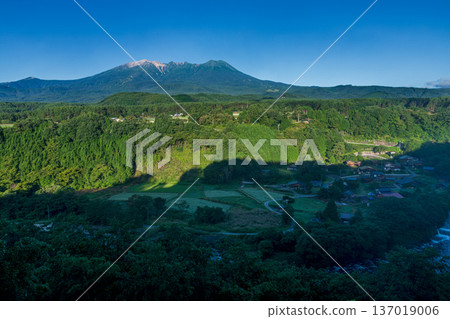 盛夏時節,從長野縣木曾町甲斐田高原眺望禦嶽山 盛夏時節,從長野縣木曾町甲斐田高原眺望禦嶽山 137019006