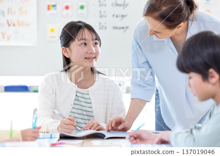 教育 在英語會話課上上課的孩子和母語教師 137019046