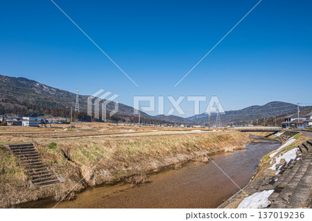 大浦川，一條清澈的溪流，流經滋賀縣長濱市長原町琵琶湖。 137019236