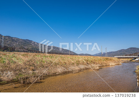 大浦川,一條清澈的溪流,流經滋賀縣長濱市長原町琵琶湖。 大浦川,一條清澈的溪流,流經滋賀縣長濱市長原町琵琶湖。 137019238