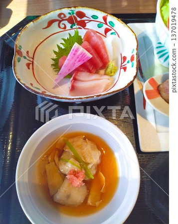 色彩繽紛的日式料理 色彩繽紛的日式料理 137019478