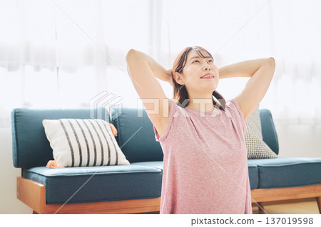 一位30多歲女性在家做伸展運動的健康習慣 137019598