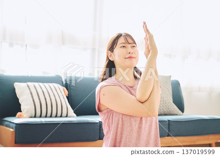 一位30多歲女性在家做伸展運動的健康習慣 137019599