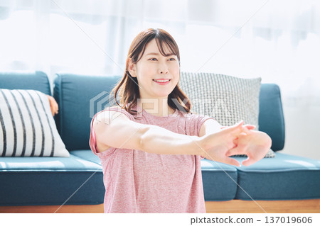 一位30多歲女性在家做伸展運動的健康習慣 137019606