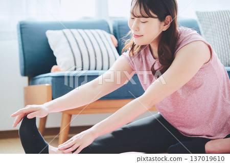 Healthy habits of a woman in her 30s stretching at home 137019610